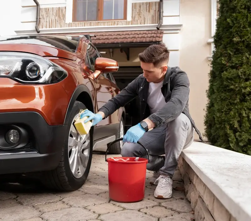 Lavage auto à domicile Avrillé-les-Ponceaux : professionnel intervenant sur un véhicule